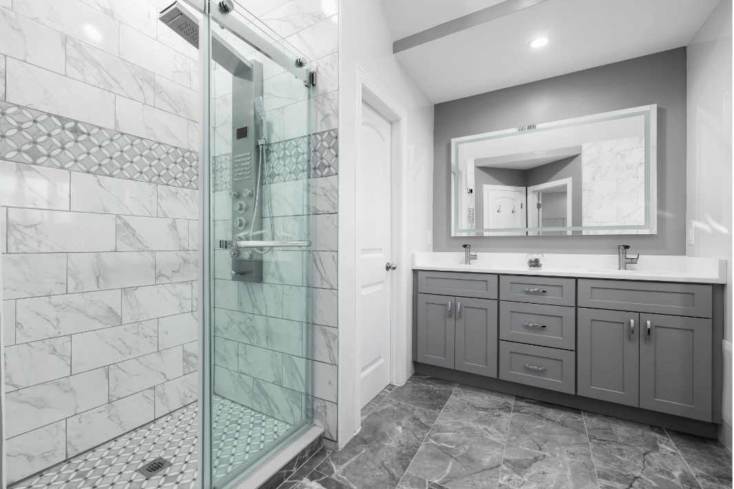 Bathroom with white marble-look wall tiles and grey marble-look floors