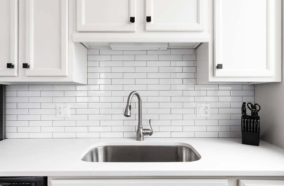 White kitchen subway backsplash tiles with black grouts 