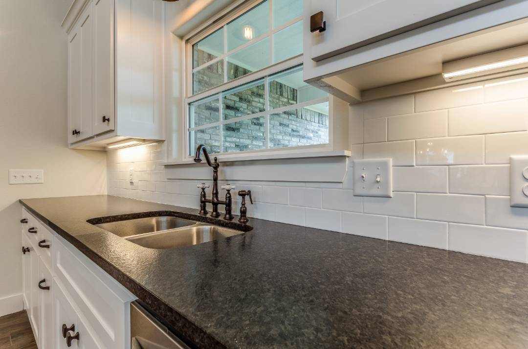White subway backsplash tiles with white grouting